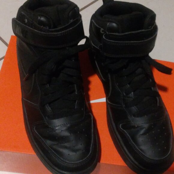 Shoes(Sneakers) - Picture 4 of 5